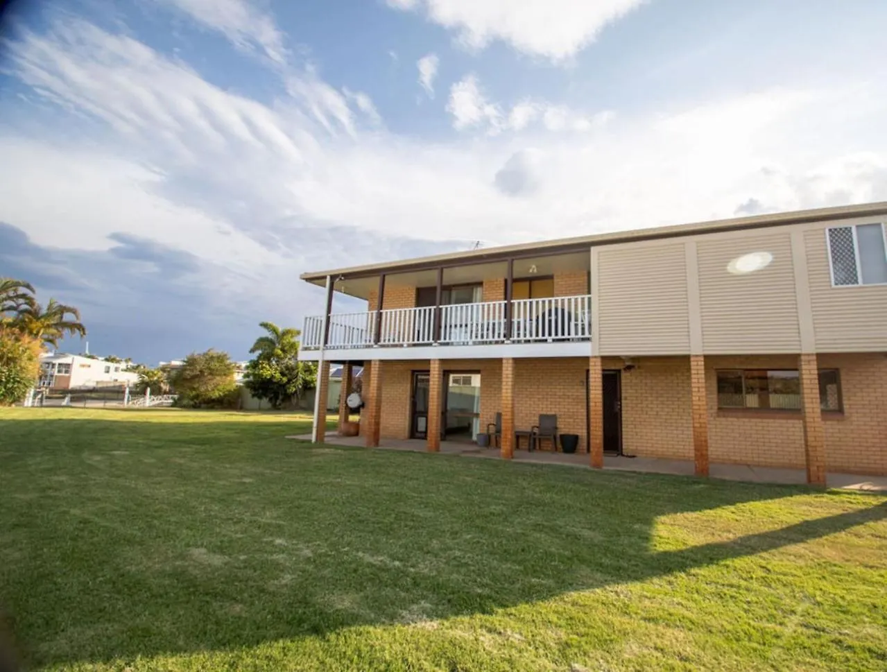 Casa de Férias Marina Views - Waterfront And Sleeps 8 People Vila Buddina